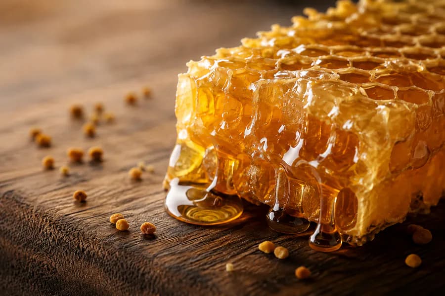 موم عسل طبیعی و تازه روی سطح چوبی